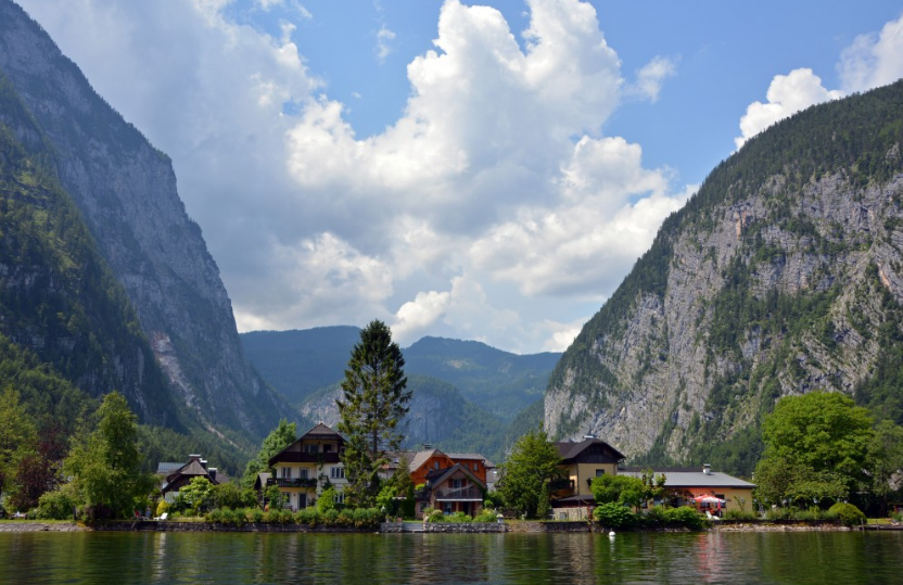 Ngôi làng được bao quanh rặng núi cao hàng nghìn mét với phong cảnh thơ mộng, đẹp như tranh vẽ.