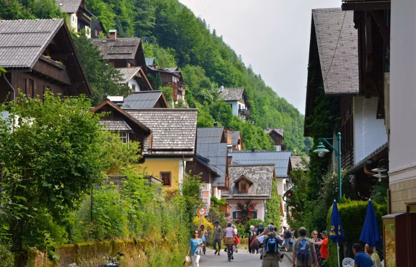 Tập trung nhiều tòa nhà, quán cà phê và đài phun nước tuyệt đẹp, trung tâm của ngôi làng Hallstall là một trong những địa điểm chụp ảnh phổ biến nhất nơi này.