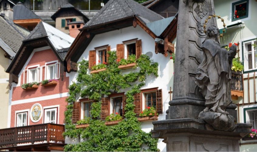 Ngôi làng cổ Hallstatt ngày nay trở thành một trong những địa điểm du lịch nổi tiếng ở Áo, thu hút đông đảo du khách từ khắp nơi trên thế giới.