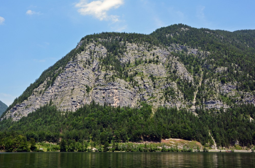 Có thể nói, phong cảnh thiên nhiên tuyệt đẹp và yên bình với những nét nguyên sơ là những điều thu hút du khách đến với ngôi làng cổ đặc biệt này.