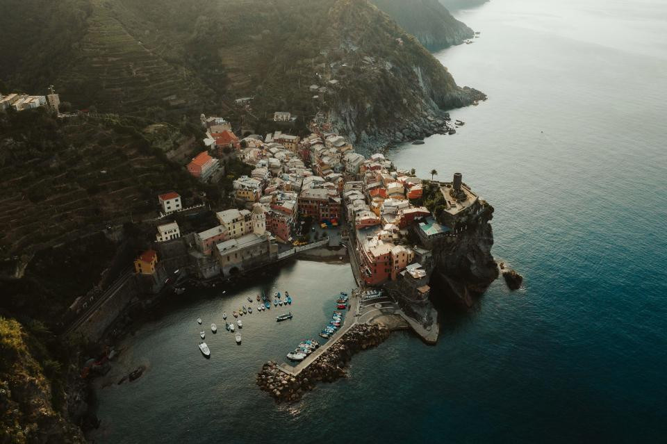 Ngôi làng Vernazza nằm trên bờ biển Ligurian, phía tây bắc Italy.