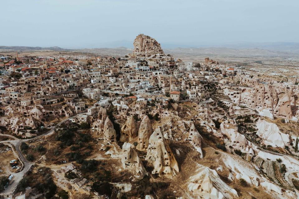 Khu Cappadocia là một địa điểm du lịch nổi tiếng ở Thổ Nhĩ Kỳ. Được biết, người dân Cappadocia đã đục đẽo và chạm khắc hang động thành nhà ở, tu viện và nhà thờ…