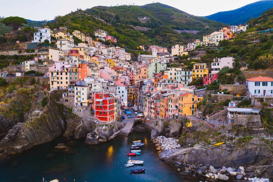 Trong ảnh là ngôi làng Riomaggiore ở Italy nổi tiếng với rượu và các nhân vật lịch sử.