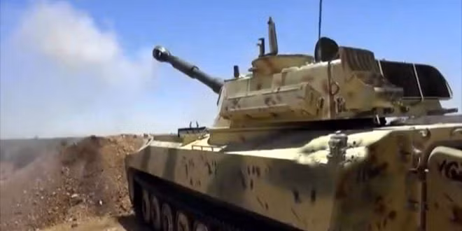 Được biết, lực lượng tiếp viện của Quân đội Syria được triển khai sau khi các nhóm phiến quân kiên quyết không chịu rời khỏi căn cứ của chúng theo thỏa thuận về việc thiết lập vùng đệm phi quân sự Idlib mà Nga và Thổ Nhĩ Kỳ đã đạt được hồi tháng 9/2018. Ảnh: SANA.