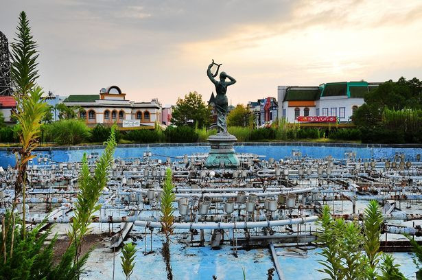 Công viên giải trí Nara Dreamland từng được biết đến là “Disneyland” của Nhật Bản cuối cùng đã bị đóng cửa vào mùa hè năm 2006. Có thể thấy, những trang thiết bị máy móc trong công viên này đã bị hư hại, gỉ sét sau nhiều năm không có người ghé thăm. Ảnh: Mirror.