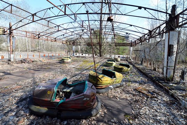 Cảnh đổ nát bên trong Công viên giải trí ở thị trấn Pripyat bỏ hoang gần nhà máy điện Chernobyl. Ảnh: Mirror.