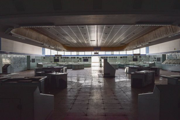 Những tháp khổng lồ bên trong nhà máy điện Ferrybridge ở Anh ngừng hoạt động từ tháng 3/2016. Những hình ảnh bên trong công trình bỏ hoang này do nhiếp ảnh gia Paul Crumpton ghi lại. Ảnh: Miror.