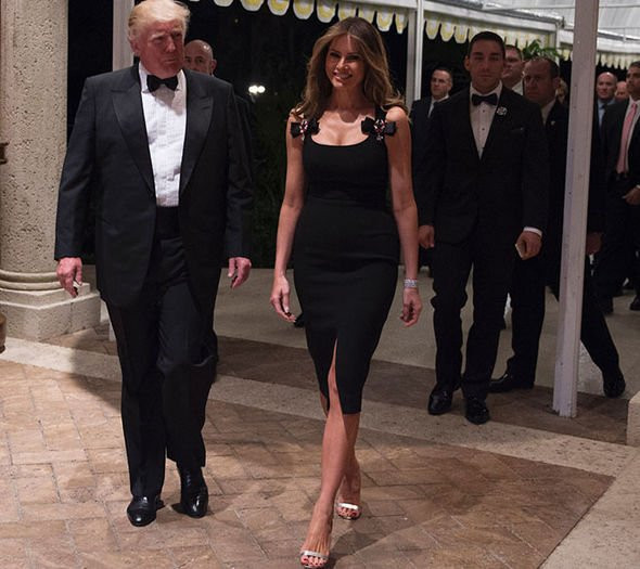 Đệ nhất phu nhân Melania nở nụ cười rạng rỡ khi sánh bước cùng chồng, Tổng thống Trump, tại bữa tiệc. Ảnh: AP.