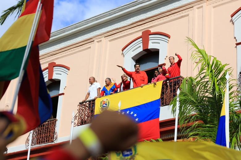 Tổng thống Venezuela Nicolas Maduro vẫy chào đám đông tham gia cuộc tuần hành ủng hộ chính phủ của ông ở thủ đô Caracas ngày 23/1.