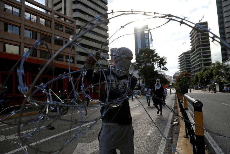 Những người biểu tình dùng dây thép gai chặn đường trong cuộc tuần hành phản đối chính phủ của ông Maduro.
