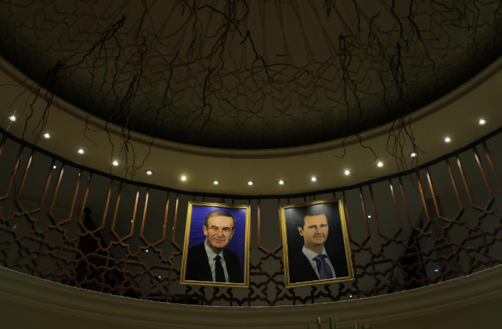 Bức ảnh Tổng thống Syria Bashar al-Assad (phải) và cha của ông, Hafez al-Assad, được treo bên trong một khách sạn ở Damascus. Ảnh chụp ngày 16/9/2018. Ảnh: Reuters. Mời độc giả xem thêm video: Quân đội Syria giành lại căn cứ quân sự gần Damascus (Nguồn: VTC14)