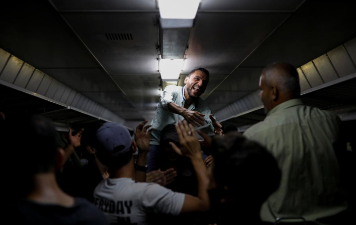 Mọi người hát trên tàu khi đi qua khu vực ngoại ô thủ đô Damascus để đến một hội chợ quốc tế mới khai trương ngày 12/9/2018. Ảnh: Reuters.