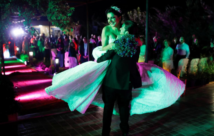 Cô dâu chú rể hạnh phúc trong đám cưới được tổ chức ở ngoại ô Damascus ngày 14/9/2018. Ảnh: Reuters.