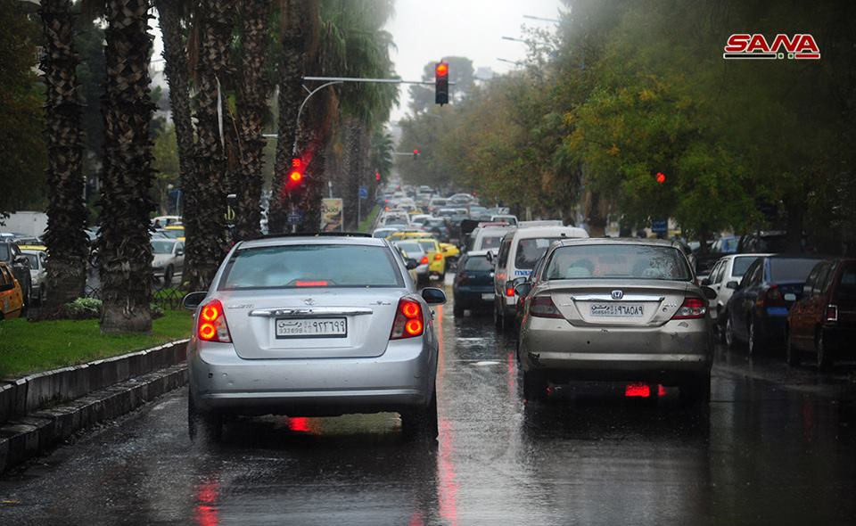 Hàng dài ô tô nối đuôi trên trên một con đường vào giờ cao điểm. Ảnh: SANA.