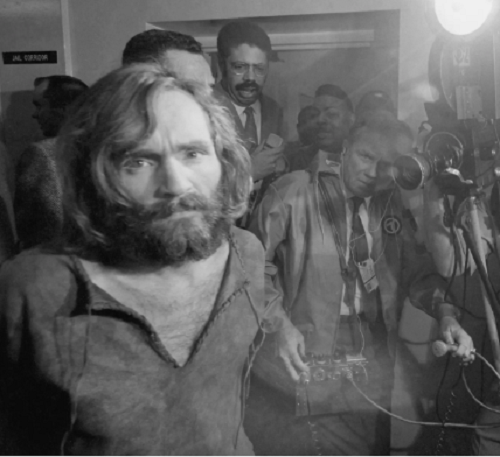 Gia đình Manson là một “giáo phái” giết người chịu trách nhiệm đối với cái chết của rất nhiều người. Trong đó, vụ án mạng kinh hoàng nhất do nhóm này thực hiện diễn ra tại một ngôi nhà trên đồi ở Los Angeles, nơi 5 người bị sát hại dã man vào tháng 8/1969. Ảnh: Getty.