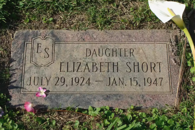Ngày 15/1/1947, thi thể nữ diễn viên Elizabeth Short (sinh năm 1924), còn có biệt danh “Thược dược đen”, được phát hiện trên bãi cỏ ở California trong tình trạng lõa thể với nhiều vết cắt trên người. Tổng cộng có tới gần 200 nghi phạm trong vụ án mạng kinh hoàng này. Tuy nhiên, sau hơn 70 năm điều tra, cảnh sát Mỹ vẫn chưa thể tìm ra hung thủ thực sự của vụ án khét tiếng nhất trong lịch sử Mỹ này. Ảnh: Wikimedia Commons.