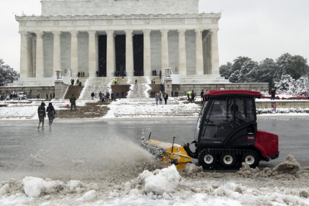 Công nhân dọn tuyết bên ngoài Đài tưởng niệm Lincoln ở Washington ngày 13/1. 