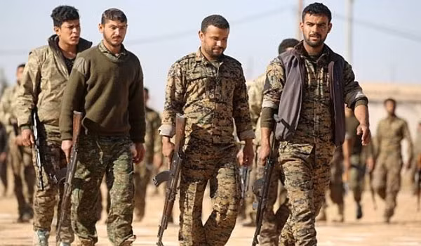 Nguoi Kurd gia nhap Quan doi Syria sau khi bi My “phan boi”?