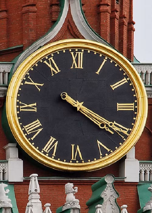 Theo Russia Beyond, chiếc đồng hồ Kremlin đầu tiên có từ năm 1404 do một người Serbia có tên Lazarus chế tạo. Nhưng khi đó, nó chưa được đặt trên tháp Spasskaya. Năm 1624, chiếc đồng hồ này được bán cho một tu viện ở Yaroslavl. Một chiếc đồng hồ mới được đặt trên tháp Spasskaya vào năm 1625. Ảnh: Wikipedia.