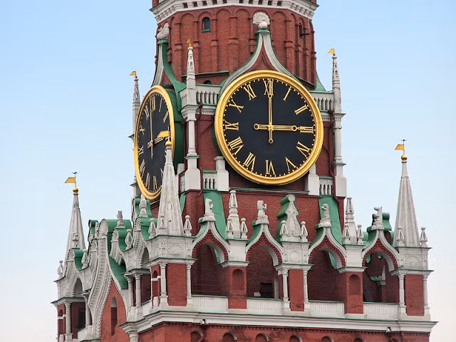 Trước năm 1937, đồng hồ trên tháp Spasskaya được điều chỉnh bằng tay hai lần một ngày. Hiện tại, đồng hồ hoàn toàn được "tự động hóa" và nó sẽ đổ chuông 15 phút một. Ảnh: RB.