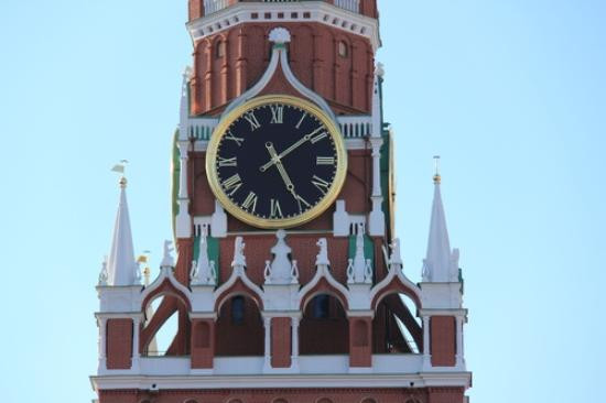 Đồng hồ điện Kremlin có một mặt đặc biệt. Vào thế kỷ 18, mặt đồng hồ này nặng khoảng 400 kg. Nó được làm bằng những tấm gỗ ghép lại với nhau và sơn màu xanh da trời. Mặt đồng hồ được chia thành 17 phần, và giờ được ký hiệu bằng các chữ cái trong Bảng chữ cái Cyrillic. Vòng tròn trên đồng hồ được trang trí bằng những ngôi sao với hình mặt trăng và mặt trời. Khi đó, cứ theo chu kỳ 16 ngày, giờ ban ngày và ban đêm thay đổi, vì thế cơ chế của đồng hồ cũng được điều chỉnh lại. Ảnh: TA.