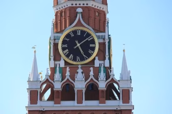 Đồng hồ điện Kremlin có một mặt đặc biệt. Vào thế kỷ 18, mặt đồng hồ này nặng khoảng 400 kg. Nó được làm bằng những tấm gỗ ghép lại với nhau và sơn màu xanh da trời. Mặt đồng hồ được chia thành 17 phần, và giờ được ký hiệu bằng các chữ cái trong Bảng chữ cái Cyrillic. Vòng tròn trên đồng hồ được trang trí bằng những ngôi sao với hình mặt trăng và mặt trời. Khi đó, cứ theo chu kỳ 16 ngày, giờ ban ngày và ban đêm thay đổi, vì thế cơ chế của đồng hồ cũng được điều chỉnh lại. Ảnh: TA.