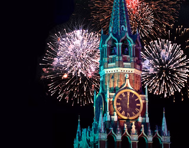  Tháp đồng hồ Spasskaya của Điện Kremlin do kiến trúc sư người Italy Pietro Antonio Solari xây dựng vào năm 1491. Đồng hồ trên tháp Spasskaya còn có tên gọi đồng hồ Kremlin. Ảnh: RB.