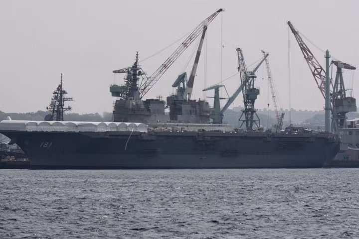 Nhật Bản gọi tàu Hyuga là tàu sân bay trực thăng là vì lý do chính trị (Hiến pháp nước này cấm các vũ khí tấn công vượt qua nhu cầu phòng vệ).