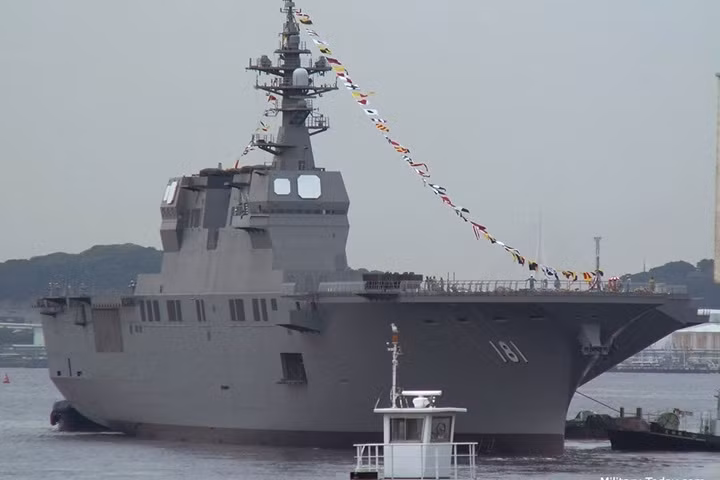 Trước khi có tàu sân bay trực thăng lớp Izumo, tàu Hyuga là tàu chiến lớn nhất của hải quân Nhật.