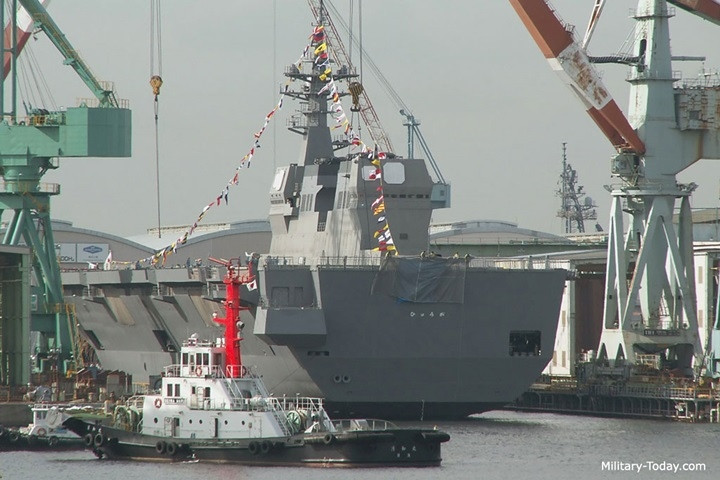 Bình thường, tàu sân bay Hyuga chở được 11 chiếc trực thăng vận tải CH-47 Chinook.