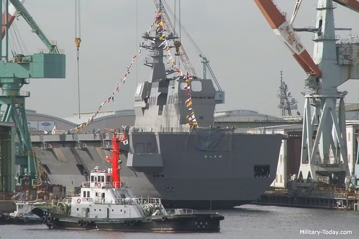 Bình thường, tàu sân bay Hyuga chở được 11 chiếc trực thăng vận tải CH-47 Chinook.