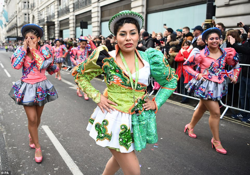 Các vũ công trong lễ diễu hành.