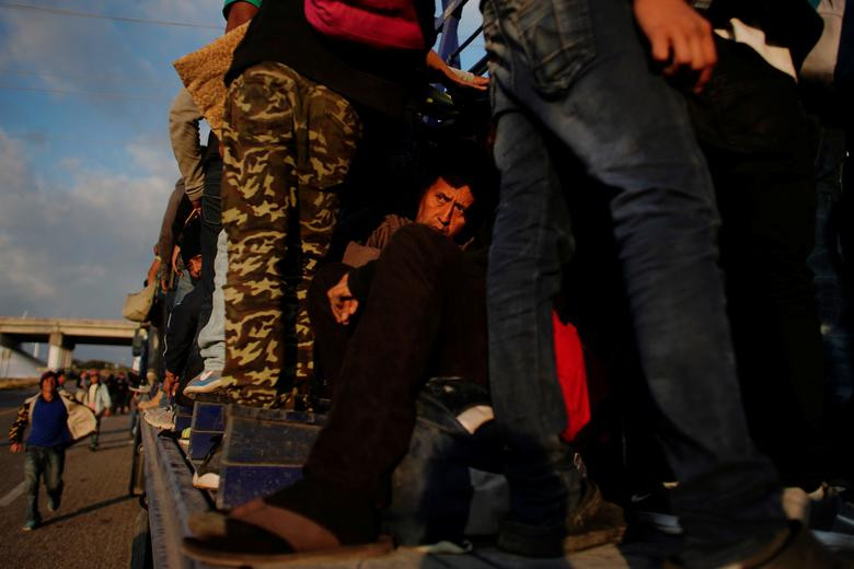 Nghet tho canh doan nguoi di cu “rong ran” toi My-Hinh-5