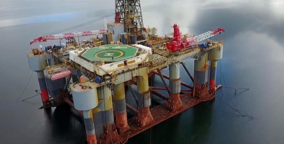 Giàn khoan ngoài khơi bờ biển Cromarty Firth, Scotland, đã ngừng hoạt động từ lâu. Ảnh: The Sun.