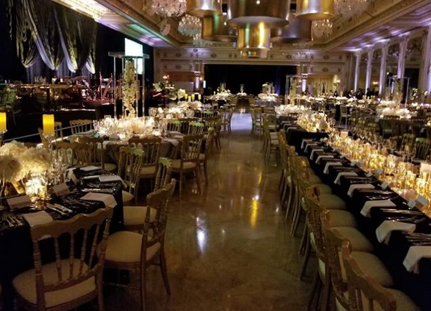 Không gian sang trọng bên trong nơi tổ chức bữa tiệc. Ảnh: Instagram.