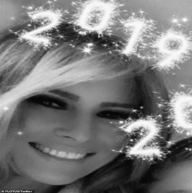 Sau bữa tiệc, bà Melania Trump còn đăng tải một bức ảnh selfie hiếm hoi để chúc mừng năm mới 2019. Bức ảnh selfie này sử dụng hiệu ứng lấp lánh hình số 2019. Ảnh: Twitter.