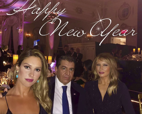 Bà Melania trò chuyện sôi nổi cùng với các vị quan khách trong bữa tiệc mừng Năm Mới 2019. Ảnh: People.