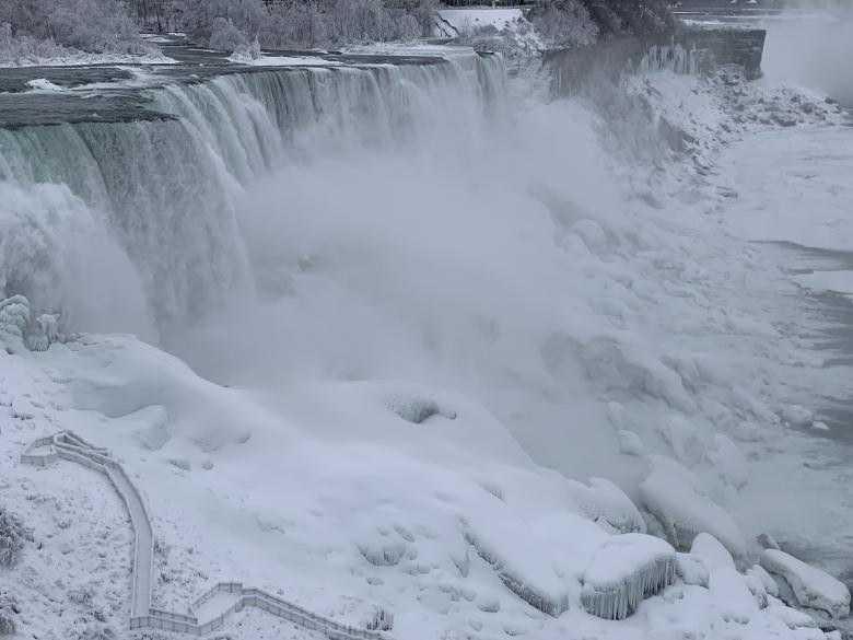 Thác nước Niagara là địa điểm du lịch nổi tiếng ở Mỹ và Canada.