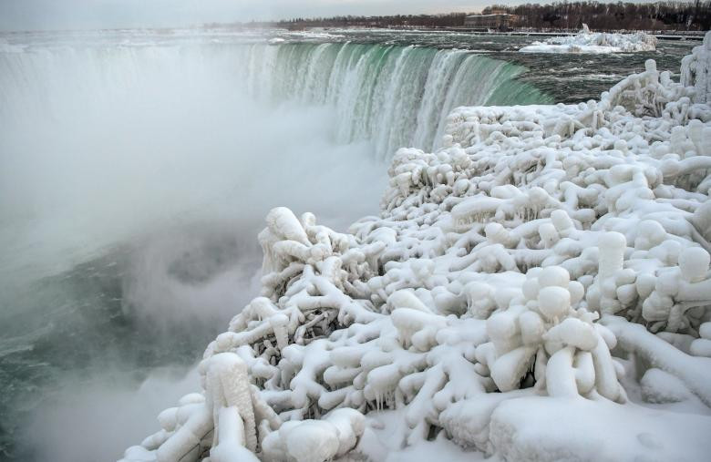 Một lượng lớn nước tại quần thể thác Niagara ở Mỹ và Canada đóng băng tạo ra cảnh tượng vô cùng ấn tượng.