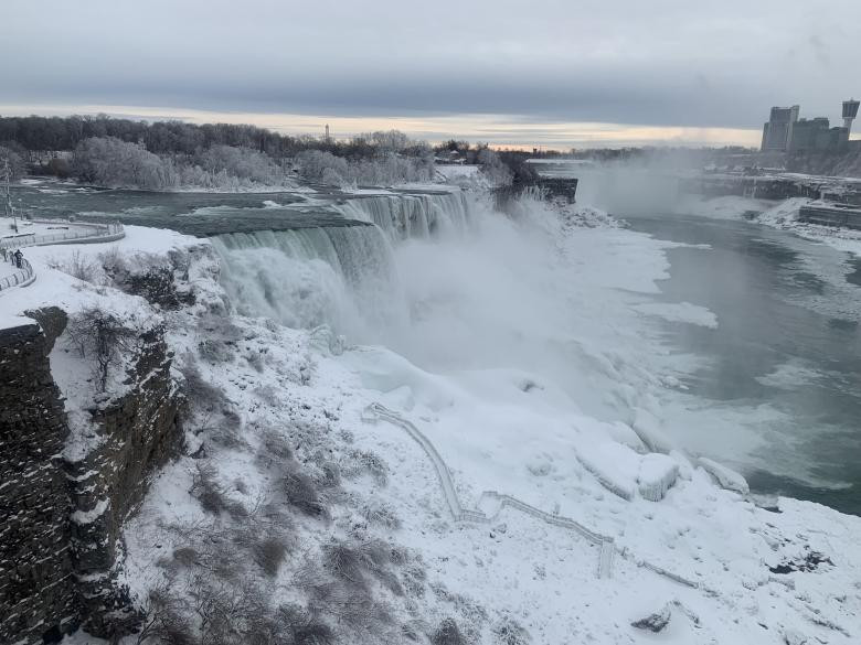 Đoạn thác Niagara ở New York trắng xóa nhìn từ trên cao.