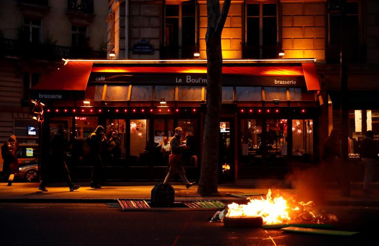 Cuộc biểu tình dữ dội của phong trào Áo vàng đã biến thành bạo lực tại thủ đô Paris của nước Pháp cuối tuần qua. Những người biểu tình quá khích đã đốt xe máy và dựng rào chắn trên Đại lộ Saint Germain.