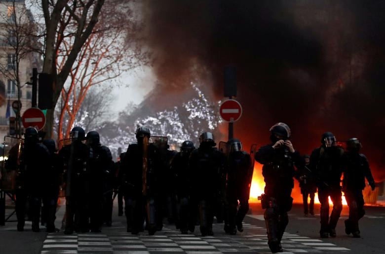 Cảnh sát chống bạo động Pháp đã được triển khai để trấn áp những người biểu tình quá khích ở Paris.