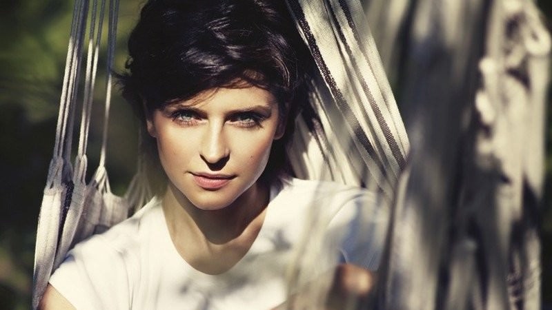 Cựu Bộ trưởng Văn hóa và Du lịch Ba Lan Joanna Mucha (sinh năm 1976) là một trong những nữ chính trị gia xinh đẹp và quyến rũ nhất thế giới. Bà đã tốt nghiệp trường Đại học Warsaw và có hai bằng Tiến sĩ về kinh tế.