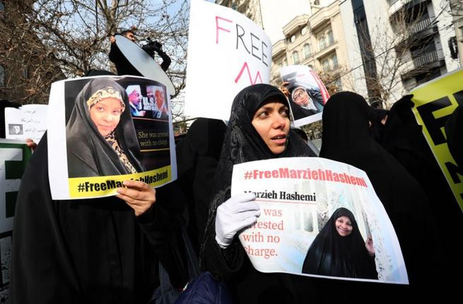 Ngày 20/1, đông đảo người Iran tập trung biểu tình bên ngoài Đại sứ quán Thụy Sĩ ở thủ đô Tehran để phản đối hành động của Washington. Được biết, quan hệ ngoại giao giữa Iran và Mỹ đã xấu đi từ năm 1979. Sau đó, Mỹ đã chọn Thụy Sĩ bảo vệ các lợi ích của Washington ở Iran. Ảnh: AB.