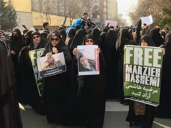 Những người biểu tình hô vang khẩu hiệu "trả tự do cho Marzieh Hashemi" cũng như yêu cầu giới chức Mỹ ngay lập tức phóng thích nhà báo gốc Mỹ này. Ảnh: Press TV.