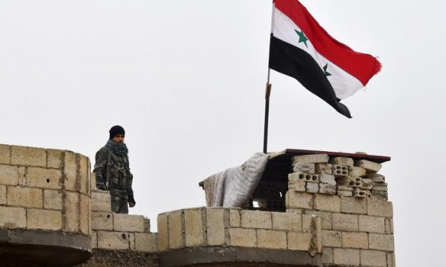 “Tên Abu Al-Bara al-Kavkazi, chỉ huy của nhóm phiến quân Ajnad Al-Kavkaz, đã bị thương nặng và bỏ mạng sau khi cùng đồng bọn tấn công vào căn cứ của Quân đội Syria gần sân bay quân sự Abu Dhuhour ở Nam Idlib”, AMN đưa tin. Ảnh: AT. Mời độc giả xem thêm video: Những phóng viên chiến trường ở Syria (Nguồn: VTC14)