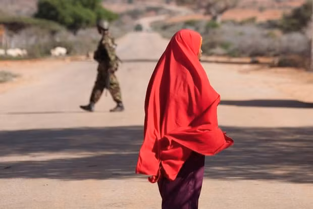 Tại Somalia, phụ nữ ít có cơ hội được tiếp cận các nguồn lực kinh tế cũng như được chăm sóc sức khoẻ, và có nguy cơ bị tổn thương vì những truyền thống văn hoá ở nước này. Được biết, chỉ có 7% số ghế trong Quốc hội Somalia thuộc về phụ nữ.