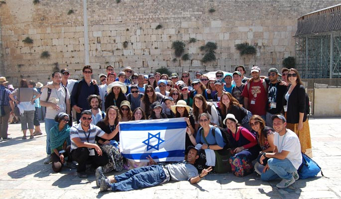 Tất cả những người Do Thái từ 18 đến 26 tuổi đều được “thưởng” một chuyến đi 10 ngày miễn phí tới Israel. Ảnh: FS.