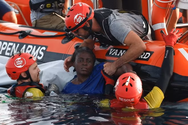 Dam thuyen hoi tren Dia Trung Hai, 117 nguoi van dang mat tich