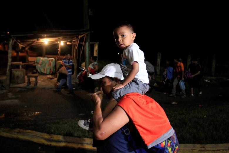 Một em nhỏ di cư theo gia đình rời khỏi San Pedro Sula tới Mỹ.